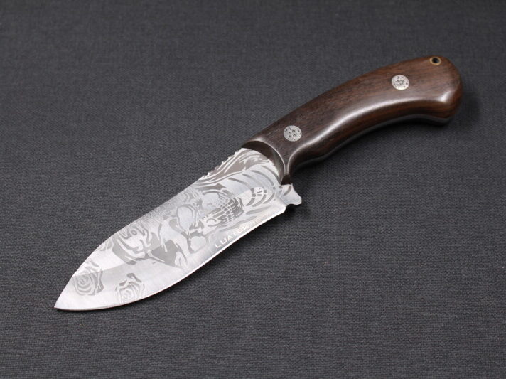 Faca Tática Damasco 26cm Para Pesca/Churrasco e Sobrevivência, Cabo/Lamina Personalizado Caveira/Madeira JJD16