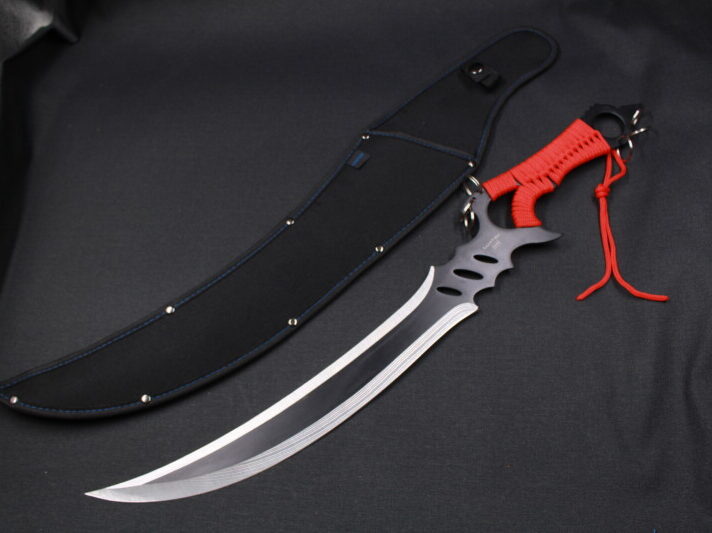 Facão Esportivo 50cm Full Tang com Cabo Paracord Vermelho, Lamina Curva e Argolas no Cabo, C/ Bainha.  K69